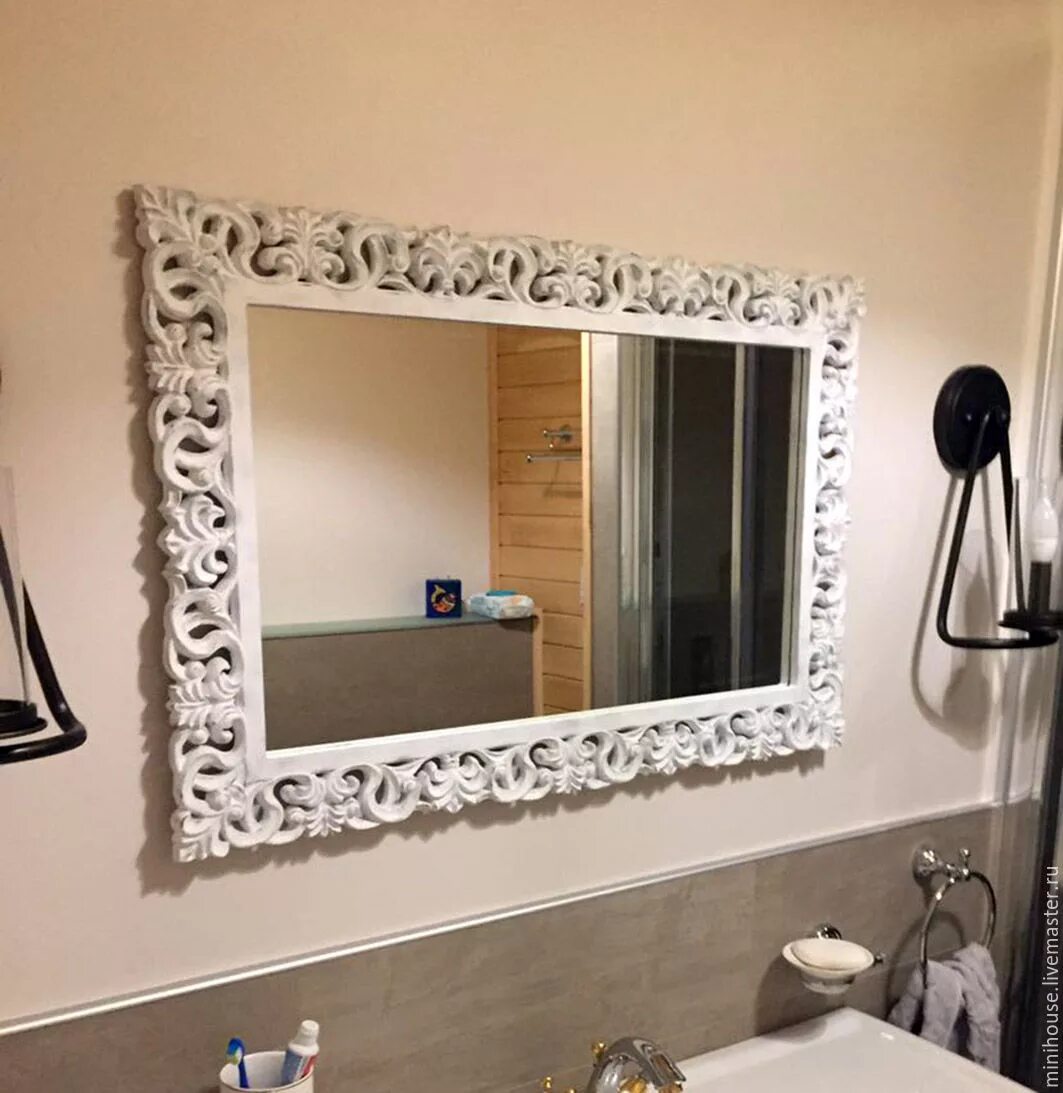 Зеркало в рамке в ванную. Зеркало в ванную в деревянной раме. Красивые рамы для зеркал. Зеркало в ванную с деревянным декором.