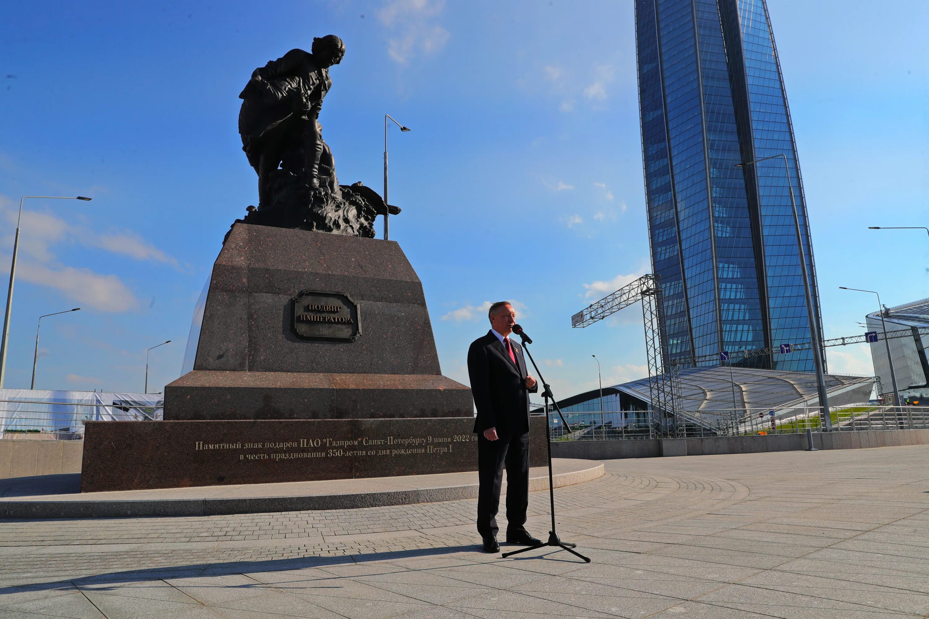 Памятник Петру 1 у Лахта центра. Памятник Петру первому у Лахта центра в Санкт-Петербурге. Подвиг императора памятник Лахта центр. Новый памятник Петру 1 у Лахта центра. Памятник утонувшим