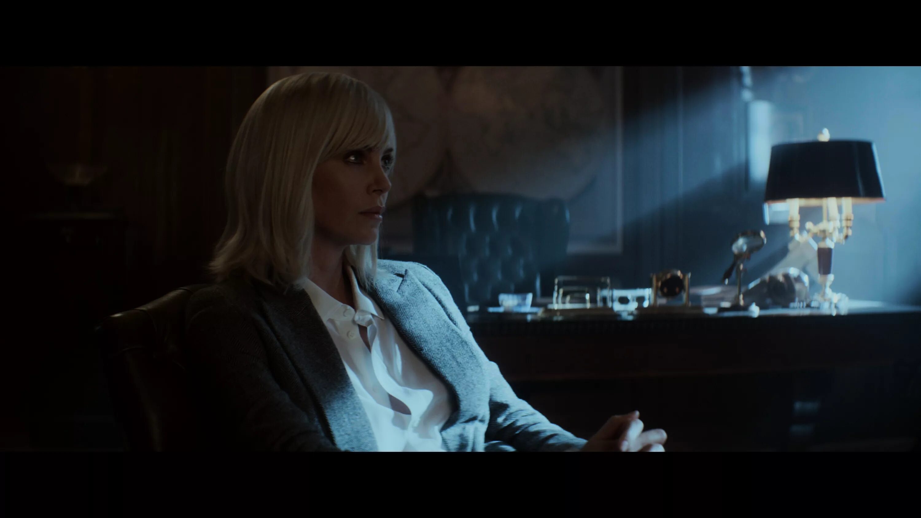 Atomic blonde. Взрывная блондинка (2017). Шарлиз Терон взрывная блондинка. Atomic blondie 2017. Взрывная блондинка - Atomic blonde (2017) BDRIP.