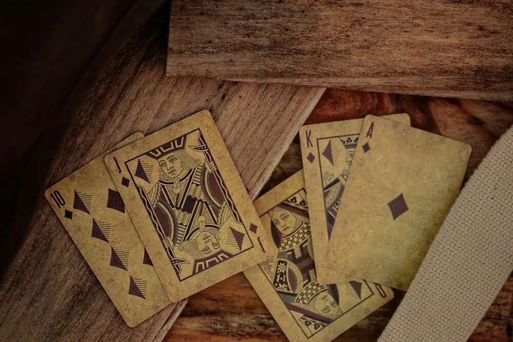 Карты на столе книга. Древние игральные карты. Старинная колода карт. Игральная колода. Старинные игровые карты.