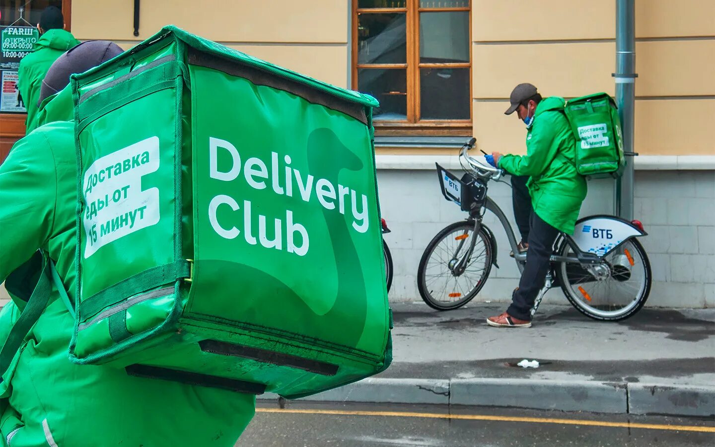 Деливери работа отзывы. Деливери клаб Лиза Алерт. Курьер delivery Club. Доставщик Деливери. Доставщик еды delivery Club.