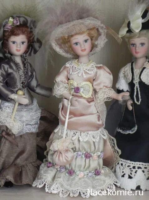 Купить куклу даму. Фарфоровые куклы дамы эпохи. Куклы зарубежные. Композиции с куклами. Куклы дамы эпохи в красивых композициях.