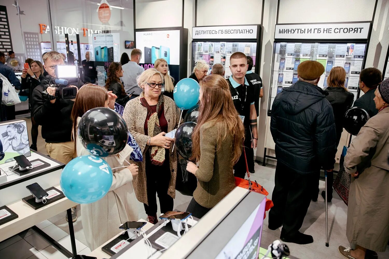 В связи открытием нового. Открытие автосалона. Праздничное открытие салона теле2. Открытие нового салона теле 2. Шары на открытие салона теле 2.