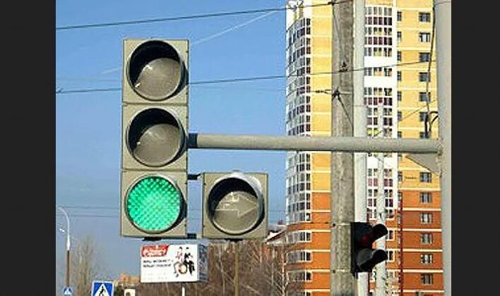 Дополнительная зеленая стрелка на светофоре налево. Светофор с дополнительной секцией с контурной стрелкой. Светофор с дополнительной секцией направо. Зеленый светофор с дополнительной секцией. Светофор с направлением движения.
