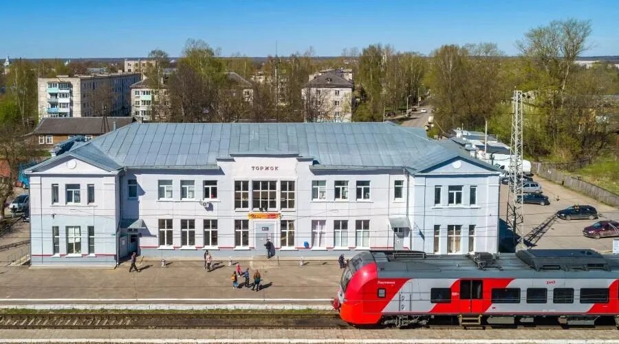 Железная дорога торжок. Железная дорога торжок. Ласточка тверь торжок. Расписание пригородных автобусов. Станция торжок тверь.