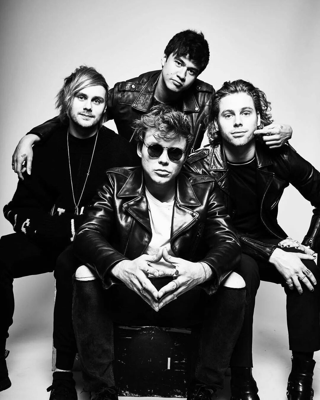 Слушать песни группы давай. Группа 5 seconds of Summer. Группа 5 seconds of Summer 2020. Джулиан Касабланкас the strokes. Фото группы 5sos.