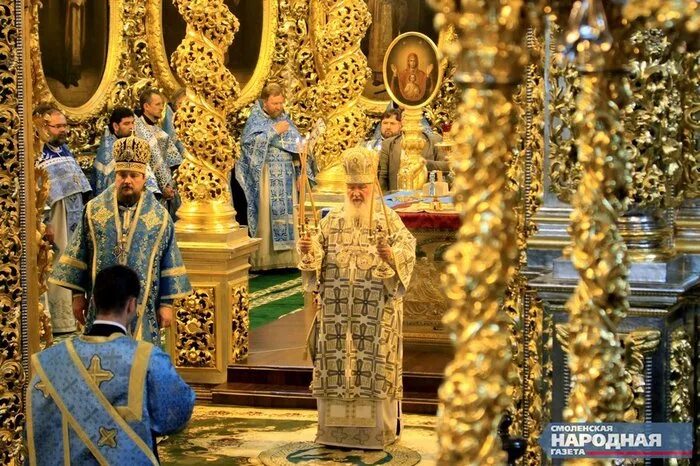 Патриаршая кафедра в храме христа спасителя. Православный храм изнутри. Священники россии. Богослужение в православном храме. Церковь роскошь.