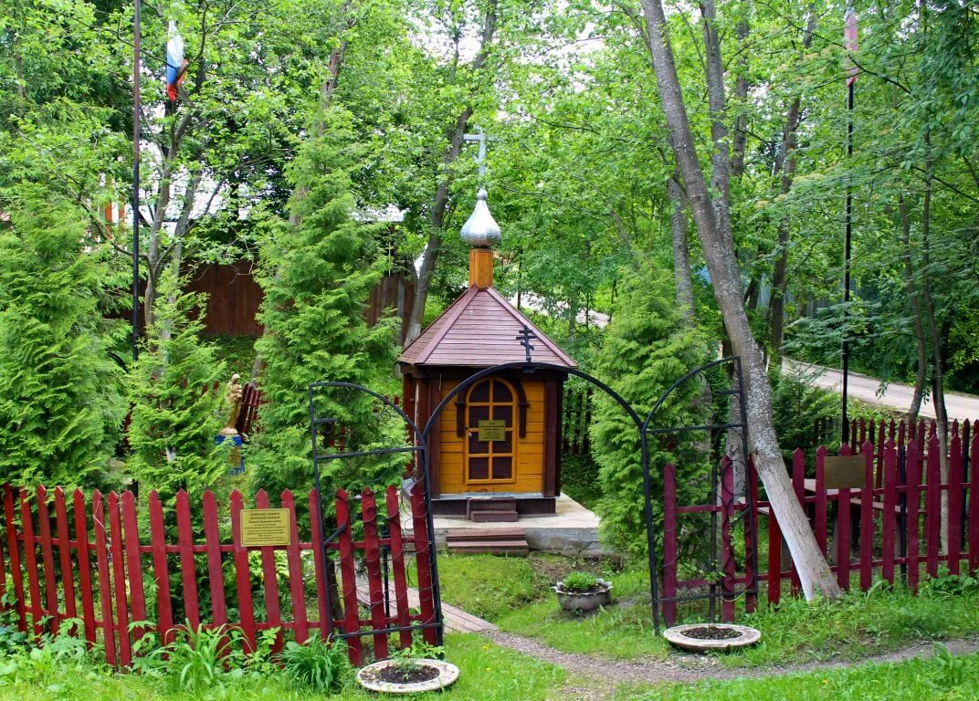 Пушкинский родник. Часовня Димитрия Солунского деревня Мураново. Родник, Святой источник Мураново. Святой источник, деревня Мураново. Родник в деревне Мураново.