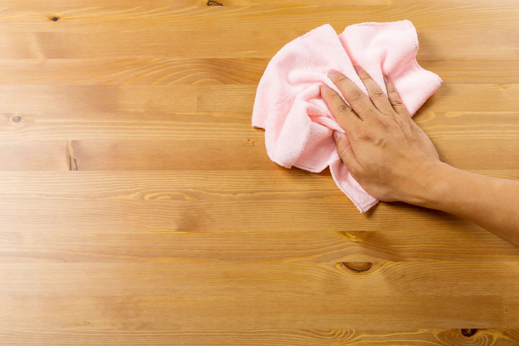 Почему не убираешь руки. Тряпки для деревянной мебели. Рука с тряпкой. Рука вытирает пыль. Протирает стол.