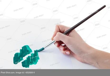 Кисть в зеленой краске