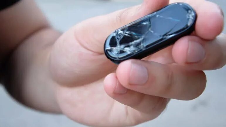 Аккумулятор батарея на mi band 5. Mi band 4 аккумулятор. Mi band 3 зеленый дисплей. Mi band замена стекла. Замена экрана на ми бенд.