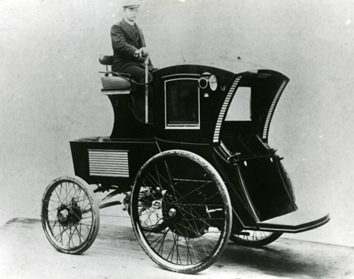 Электромобили начало. Электромобили начало. Лондонский кэб в 1920 году. Электромобили начало. Электромобили начало.