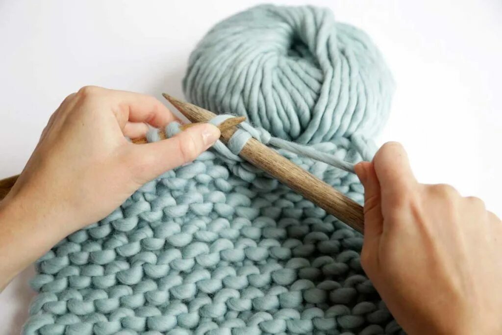 спицы вязальные. мастер класс волшебный клубок. пряжа для начинающих спицами. нитки для вязания спицами. вязальные нитки.