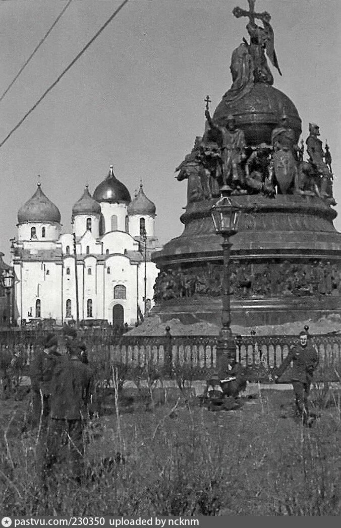 Великий Новгород памятник тысячелетие России разрушение. Памятник тысячелетия России в Великом Новгороде до войны. Памятник тысячелетие России в Новгороде гитлеровцы.