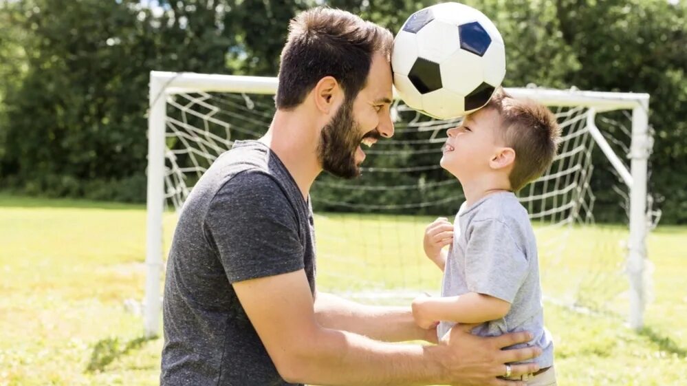 Папа и сын футбол. Фотосессия на футбольном поле с сыном. Футбольная семья. Отец играет с сыном. Папы играют в футбол