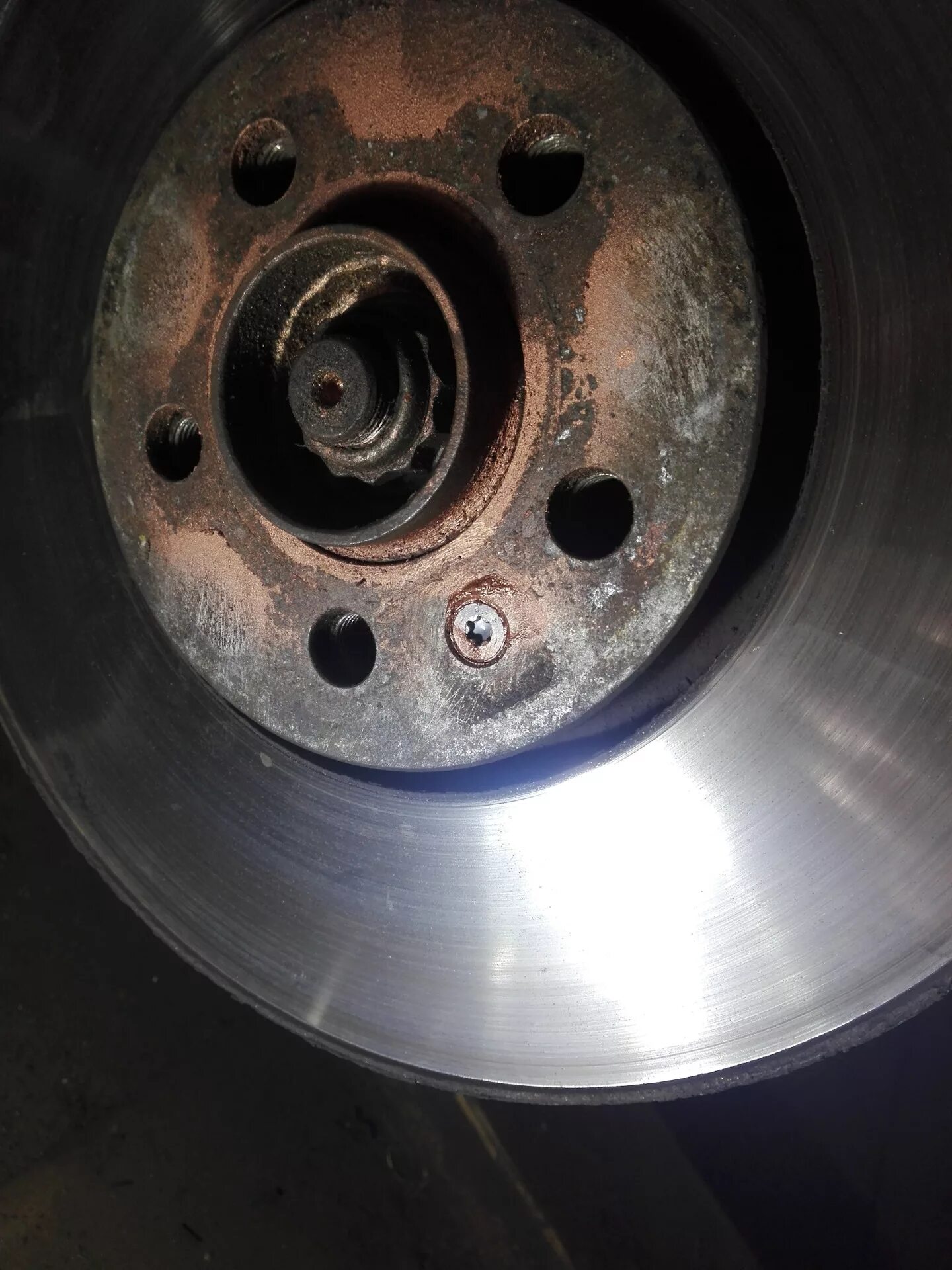 Болт крепления тормозного диска ниссан ноут. Джампер 3 болты крепления диска тормозного. Передние тормозные диски на рено логан 1. Шпильки тормозных дисков. Шпильки тормозных дисков.