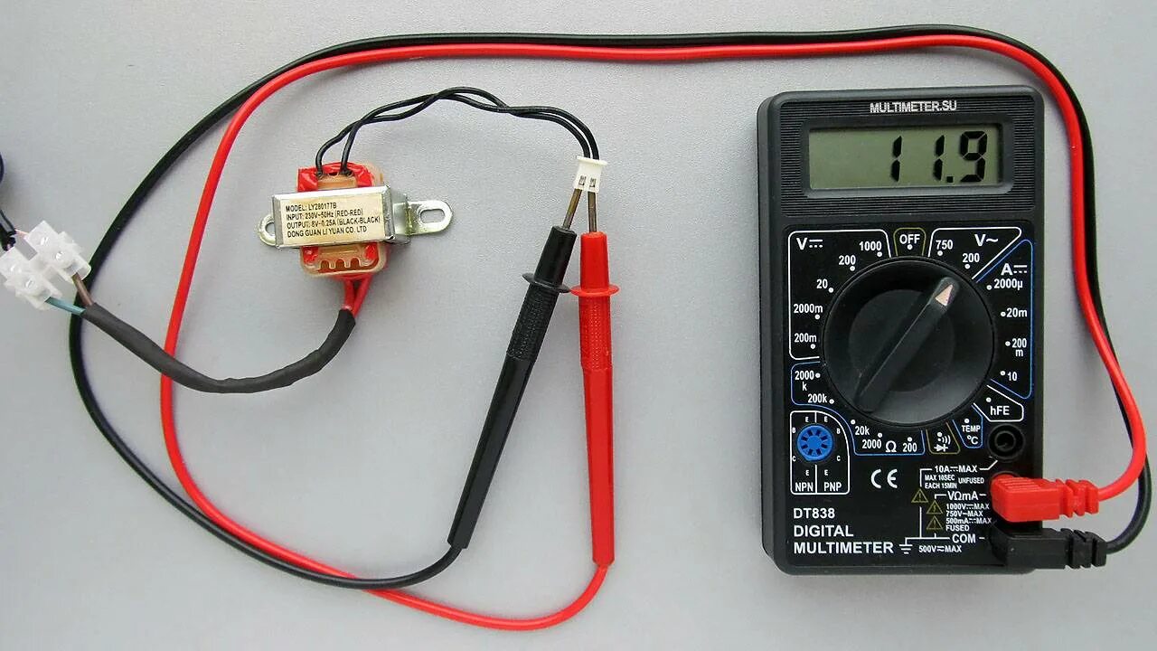 Мультиметр переменный ток 220в. Мультиметр измерение тока 220 вольт. Мультиметр измерить 220 вольт. Измерительные щуп мультиметра ДТ 838.