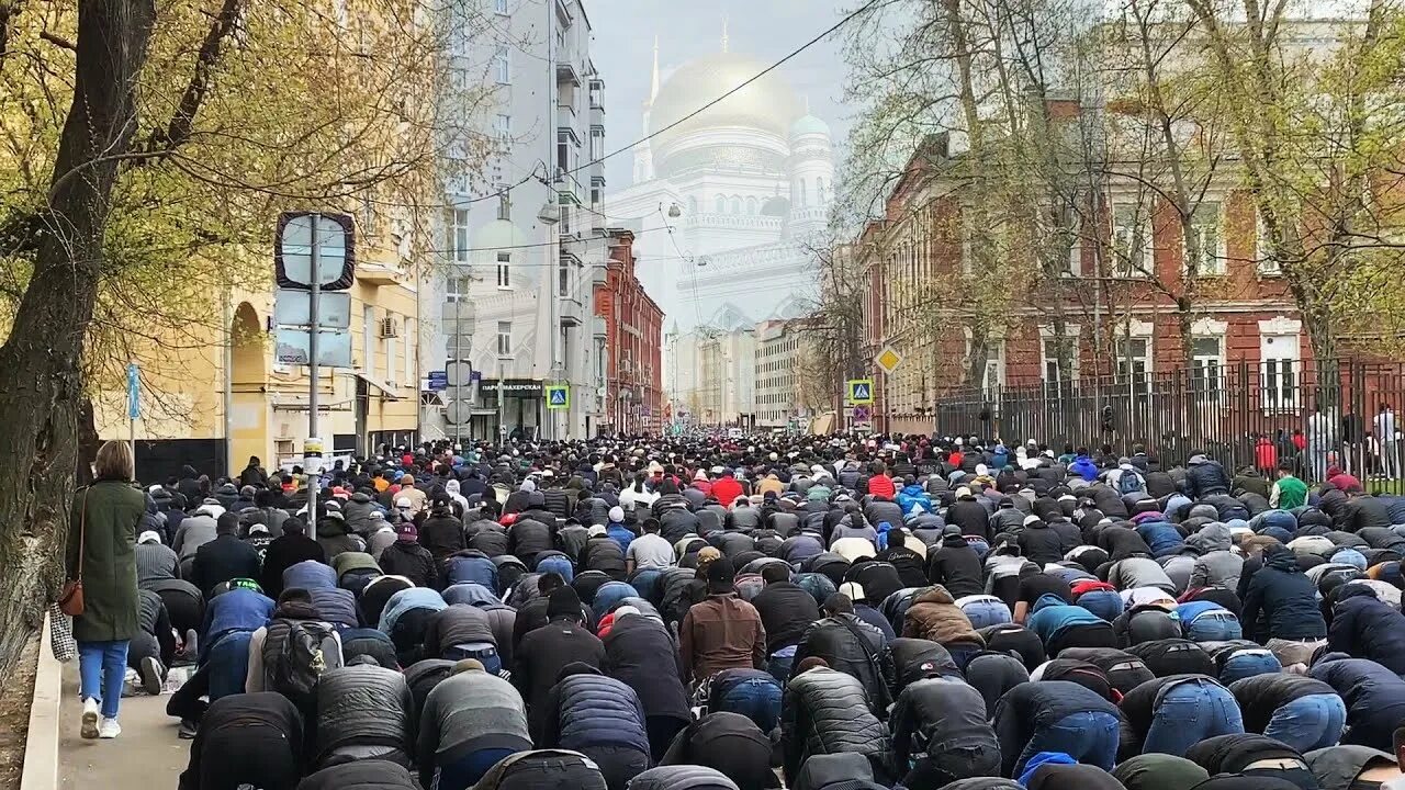 Праздничный намаз ураза байрам в москве. Ураза-байрам 2022 Москва. Курбан-байрам 2022 в Москве. Ураза байрам в Москве.