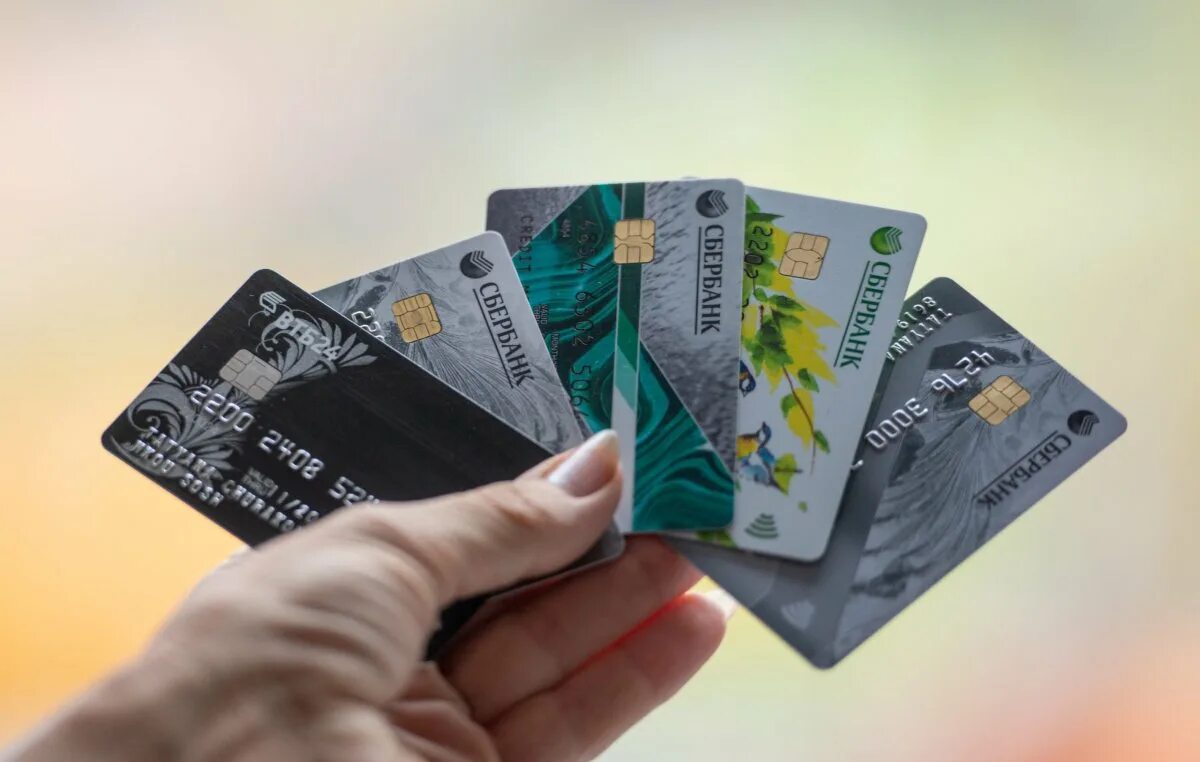 Пластиковые карточки. Пластиковые карты банковские. Банковские пластиковые карточки. Карточки кредитные с деньгами.