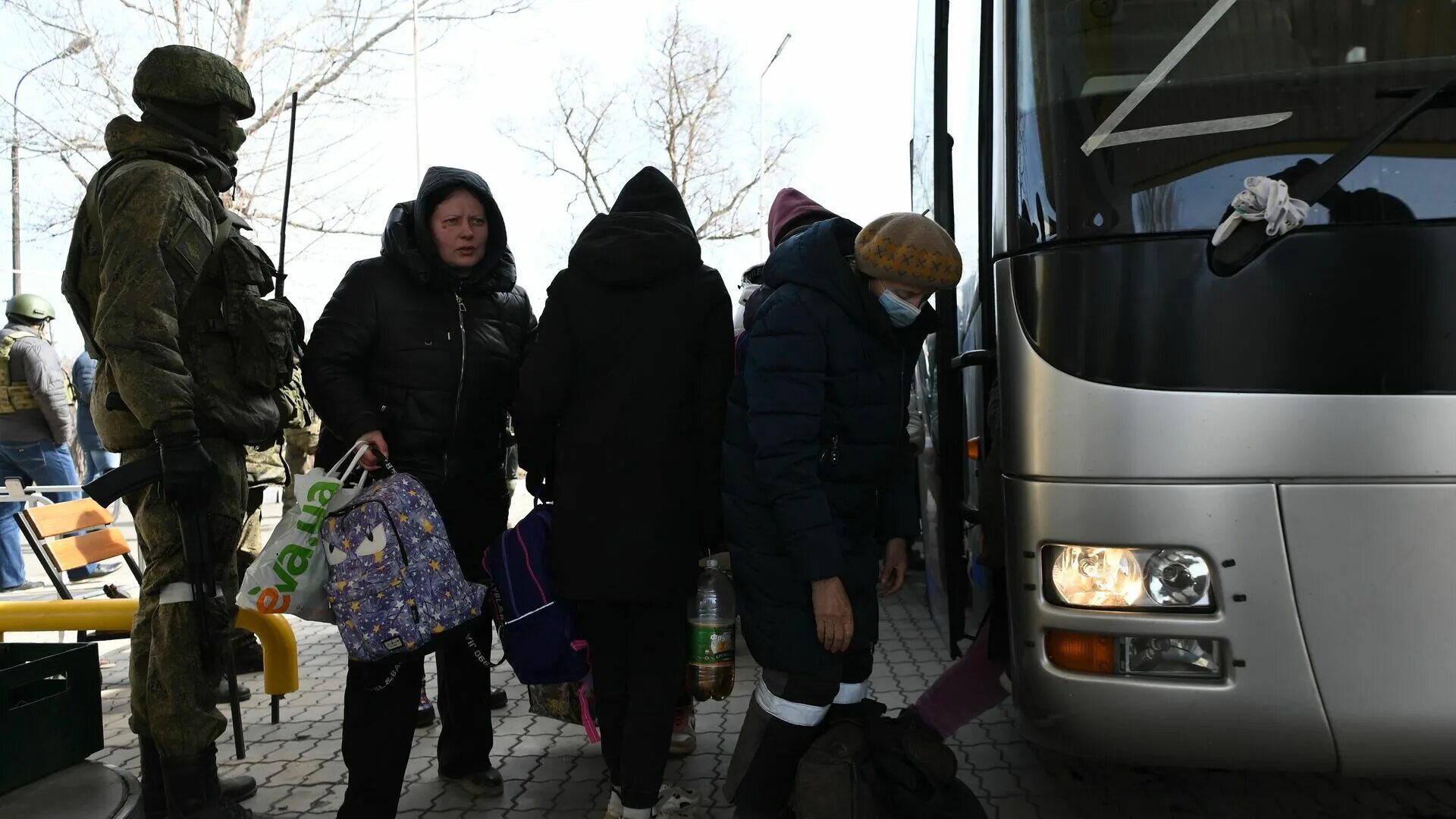 Группа эвакуации. Беженцы из украины в поезде. Риа новости эвакуация. Беженцы с украины в нижнем новгороде. Эвакуация из мариуполя.