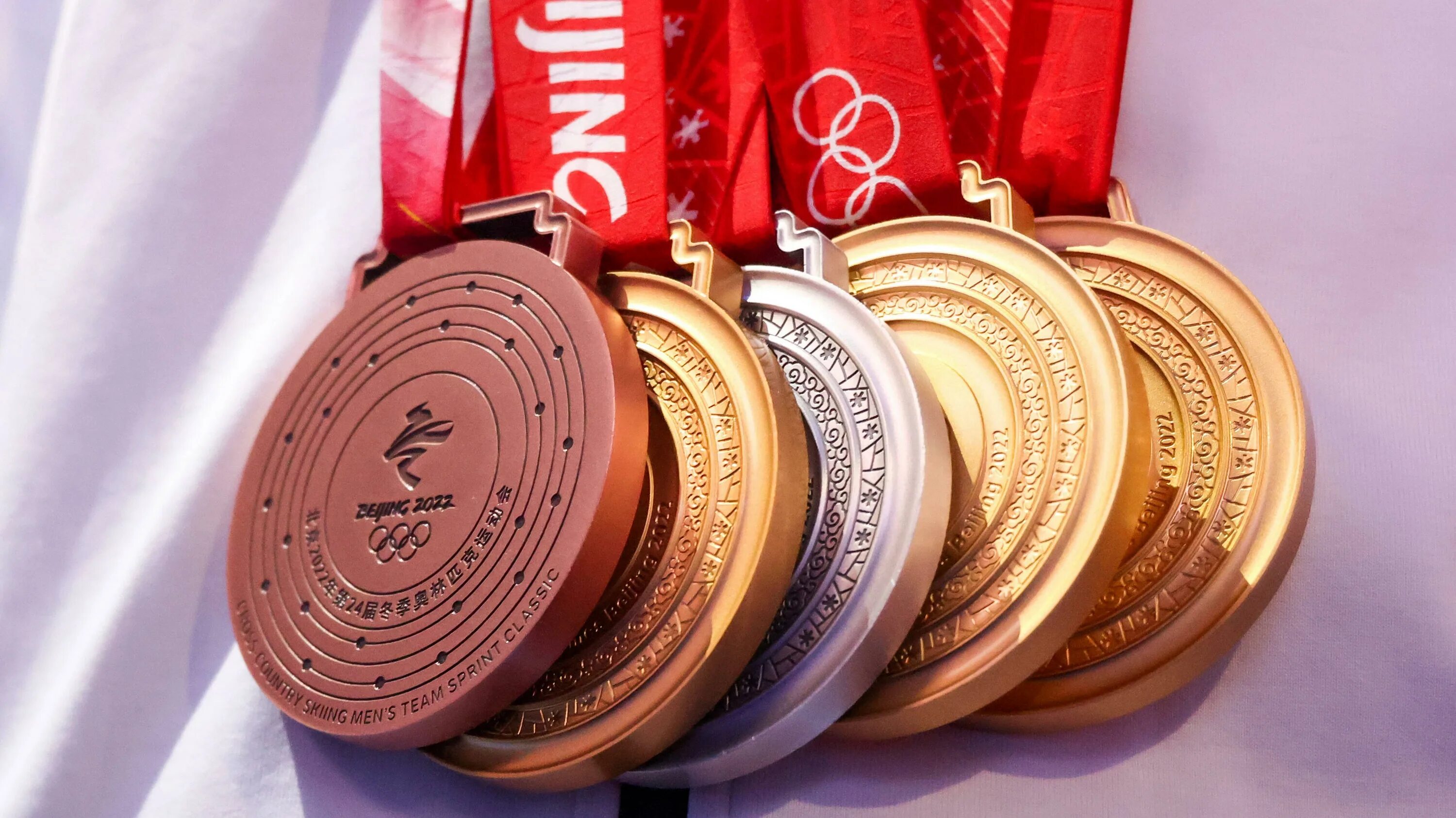 Вторая золотая медаль. Золотая медаль Пекина 2022. Олимпийские медали в Пекине 2022.