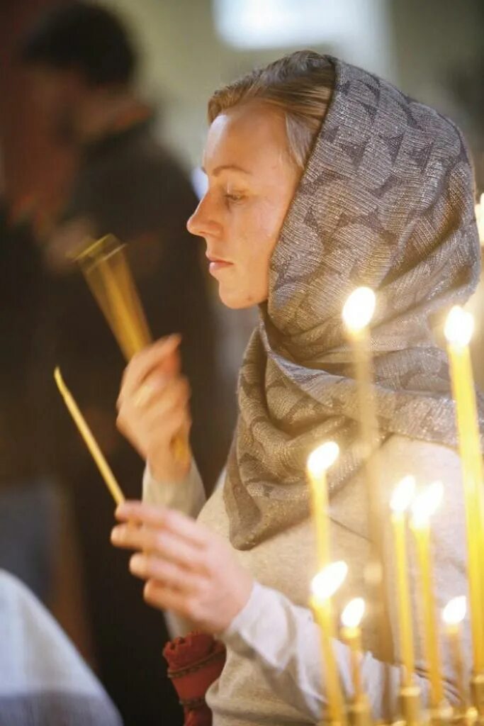 Люди в церкви. Православные люди. Человек молится в храме. Православная женщина. Молюсь я пою