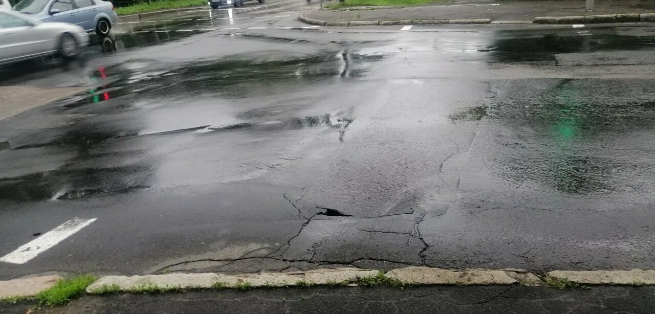 Дожди так размыли дорогу что дальше пришлось. Сильный дождь в донецке. дождик в донецке. дождь размывает асфальт. асфальт в донецке.