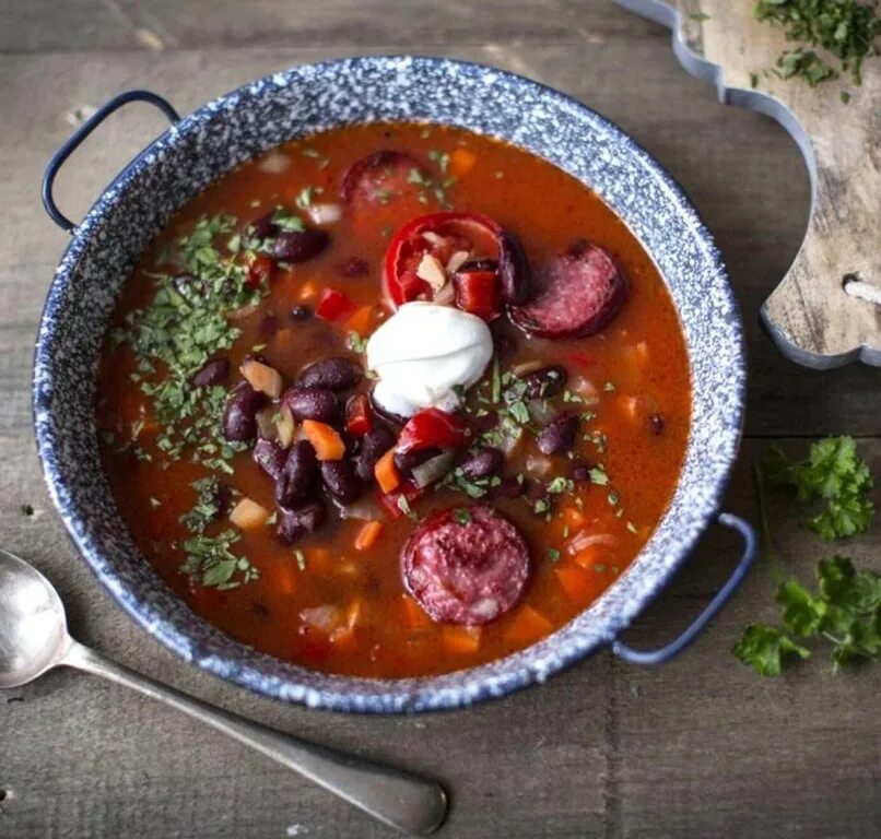 Drain the beans. Суп баварский с охотничьими колбасками. Суп фасолевый с нутом. Фасолевая похлебка с колбасками. Фасолевый суп с колбасками.