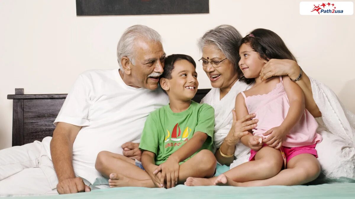 My parents are very well. Indian Family. Индия дед и ребенок. Old parents and children. Трехпоколенная семья в современном обществе фото.