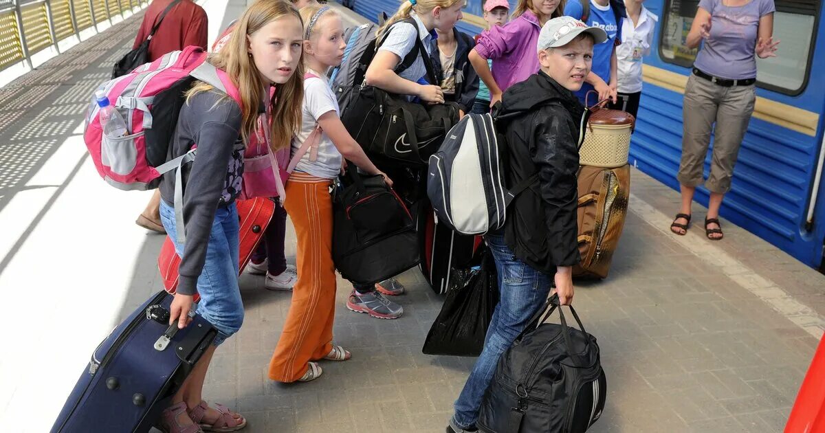 Путешествуй с детьми ржд. Поездка в лагерь на поезде. Школьник с чемоданом. Подросток на вокзале. Группа детей с чемоданами.