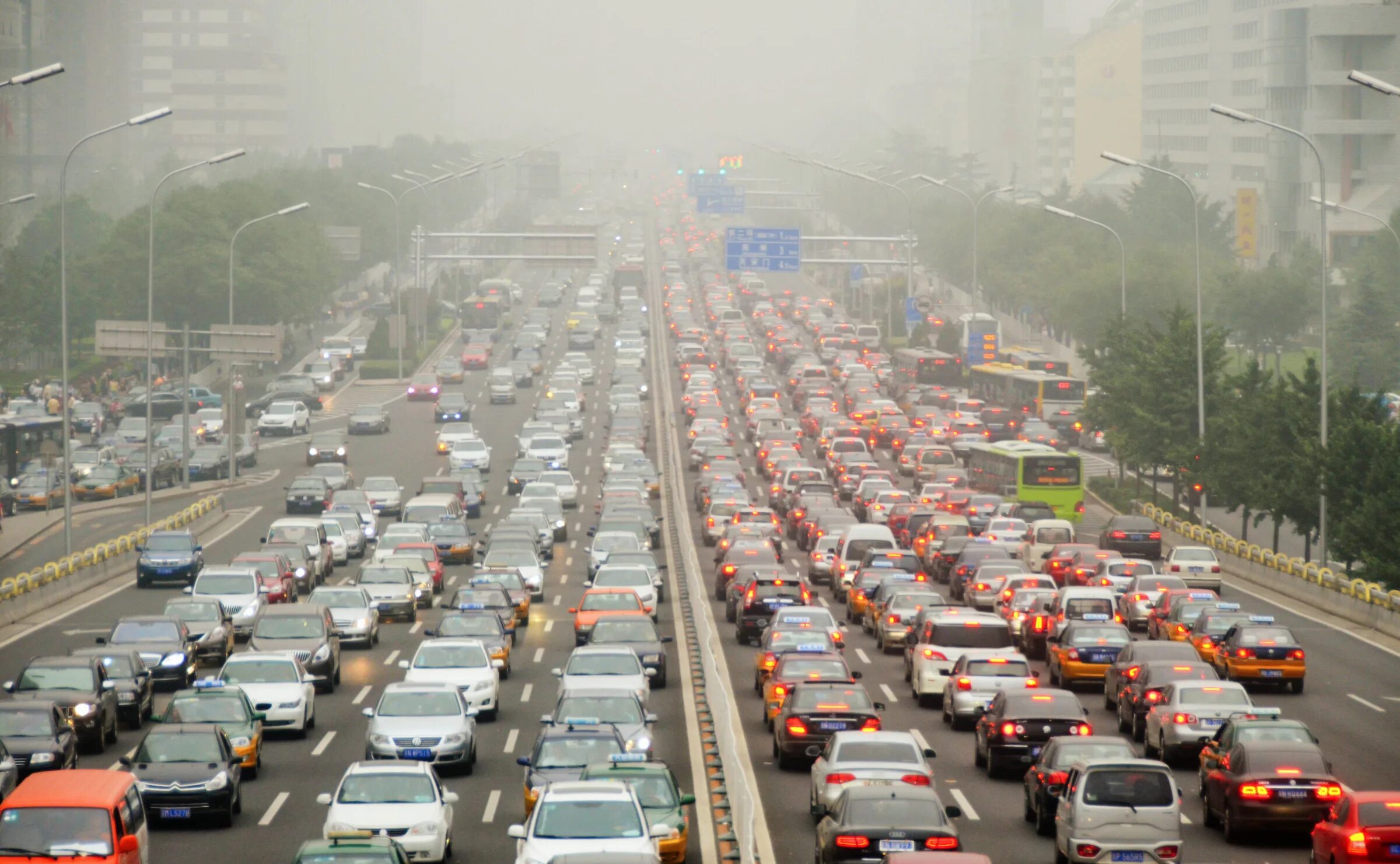 Загрязнение автомобилями. Загрязнение атмосферы машинами. Загрязнение воздуха автотранспортом. Автомобильные выхлопы. Выхлопные газы автомобилей воздух