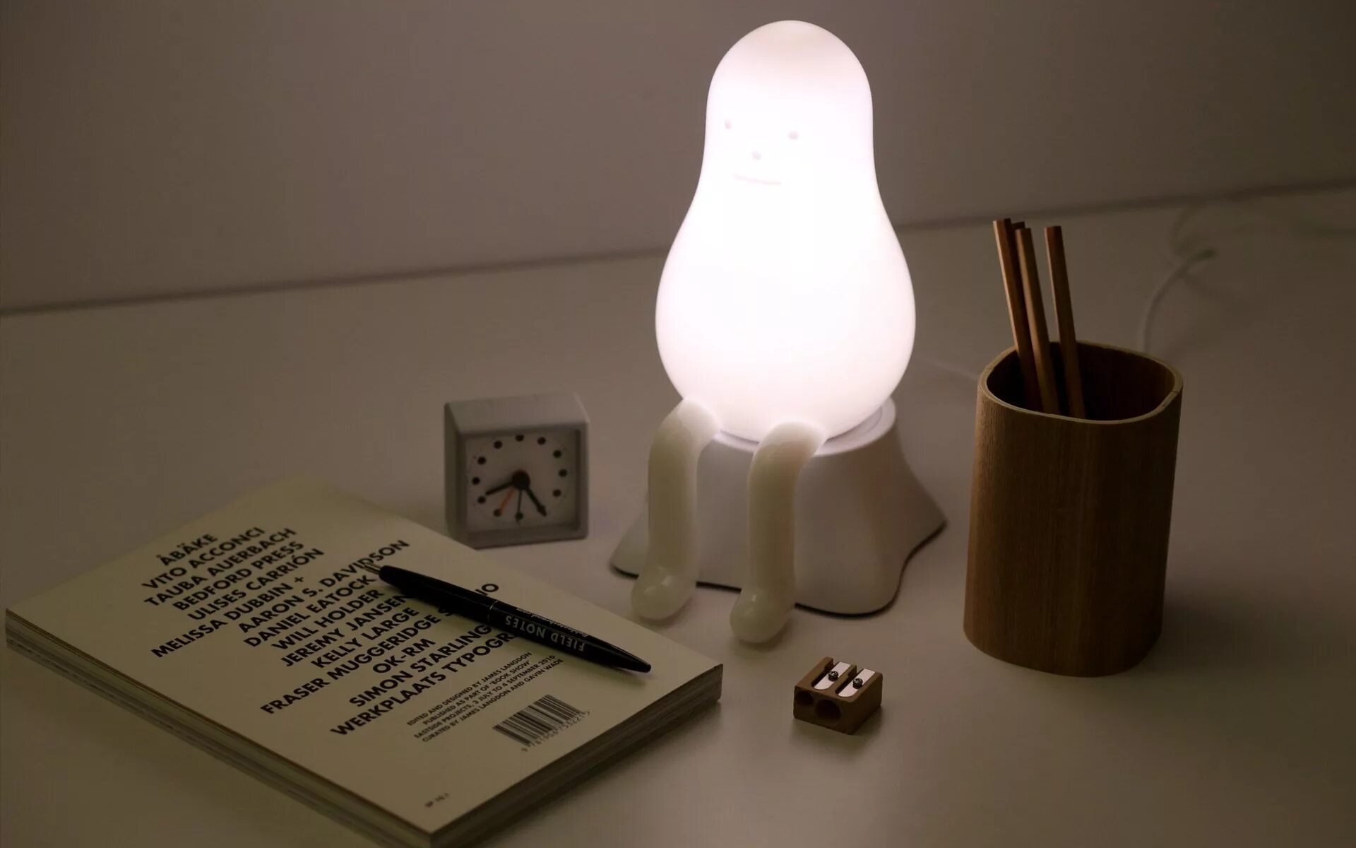 Лампочка в темноте. Настольная лампа минимализм. This is lamp. Turn off the lamp. Настольная лампа бульдог.