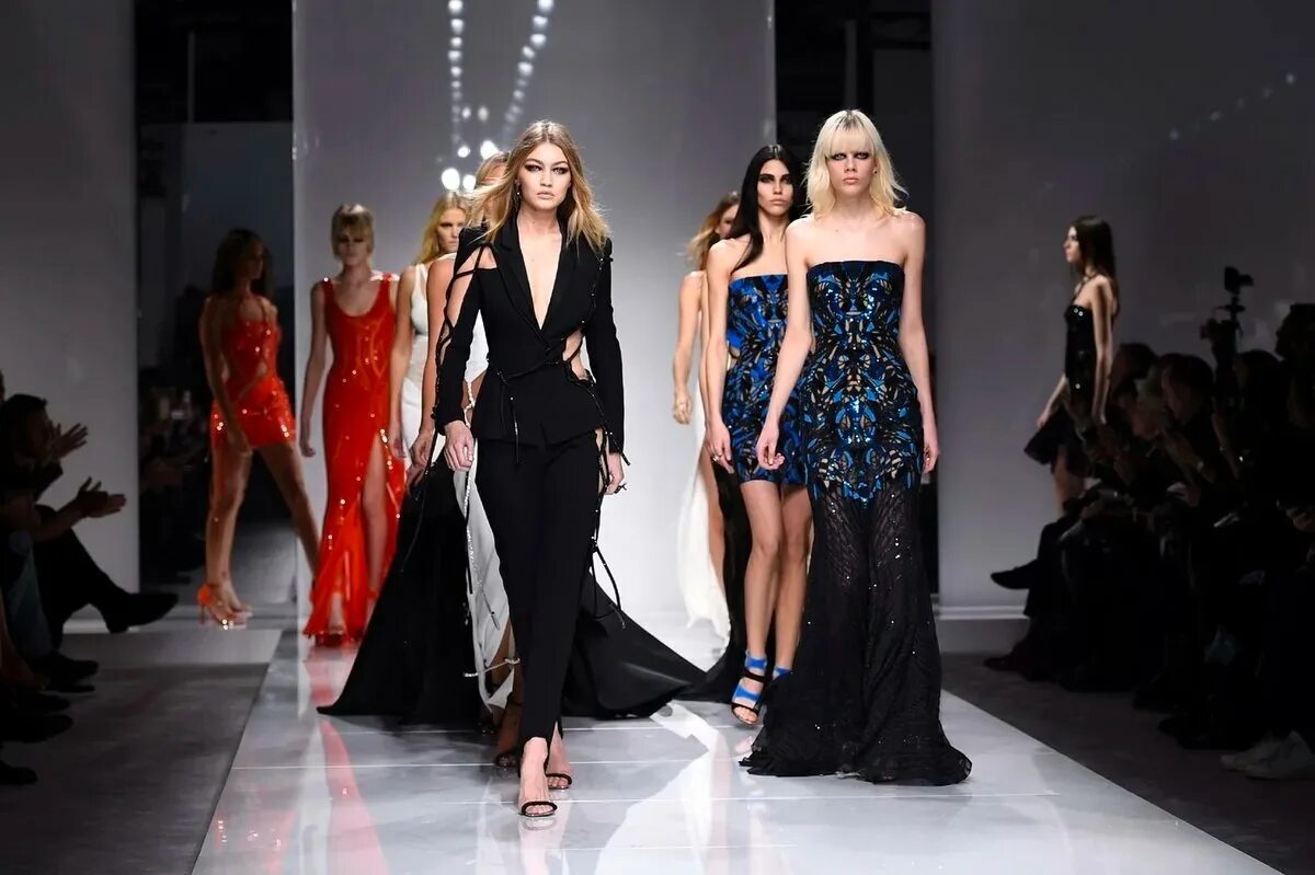 Мире моды это самый. Донателла Версаче с моделями. Кендалл Дженнер показ Версаче 2023. Кендалл Дженнер показ Версаче. Донателла Версаче 2023 одежда женская.