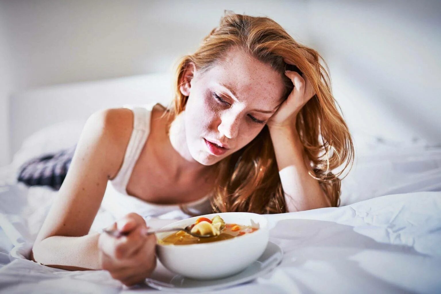 Тошнит после завтрака. Человек кушает. Ухудшение аппетита. Здоровое питание и сон. Анемия и отсутствие аппетита.