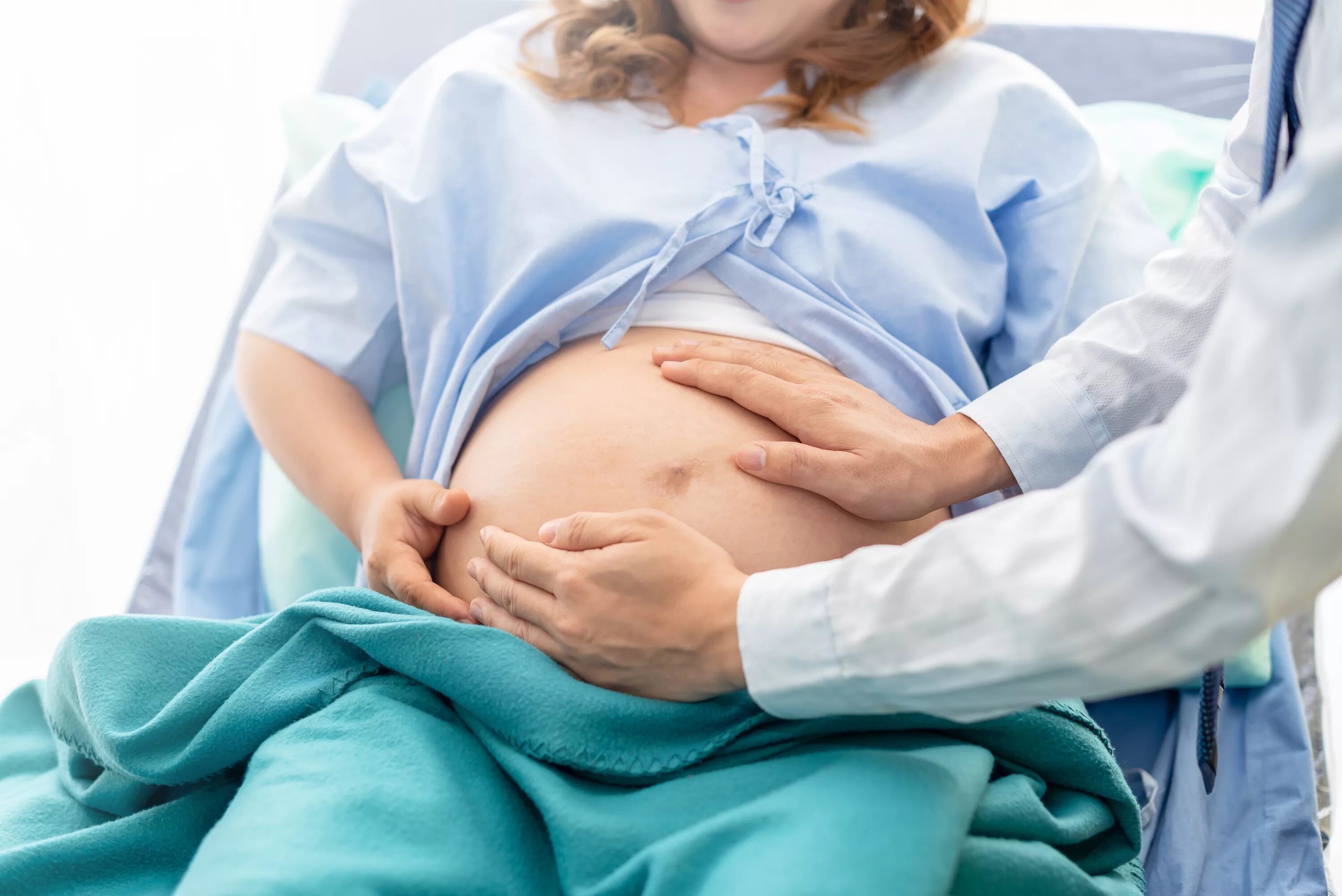 День рожавших женщин. Беременные эко. Беременные женщины рожают. Патологии беременности и родов.