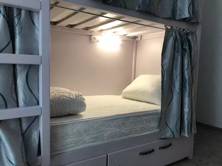 кровать с балдахином. двуспальная кровать с балдахином белая secret de maison metis. кровать за шторкой. кровать в нише. закрой кровать.