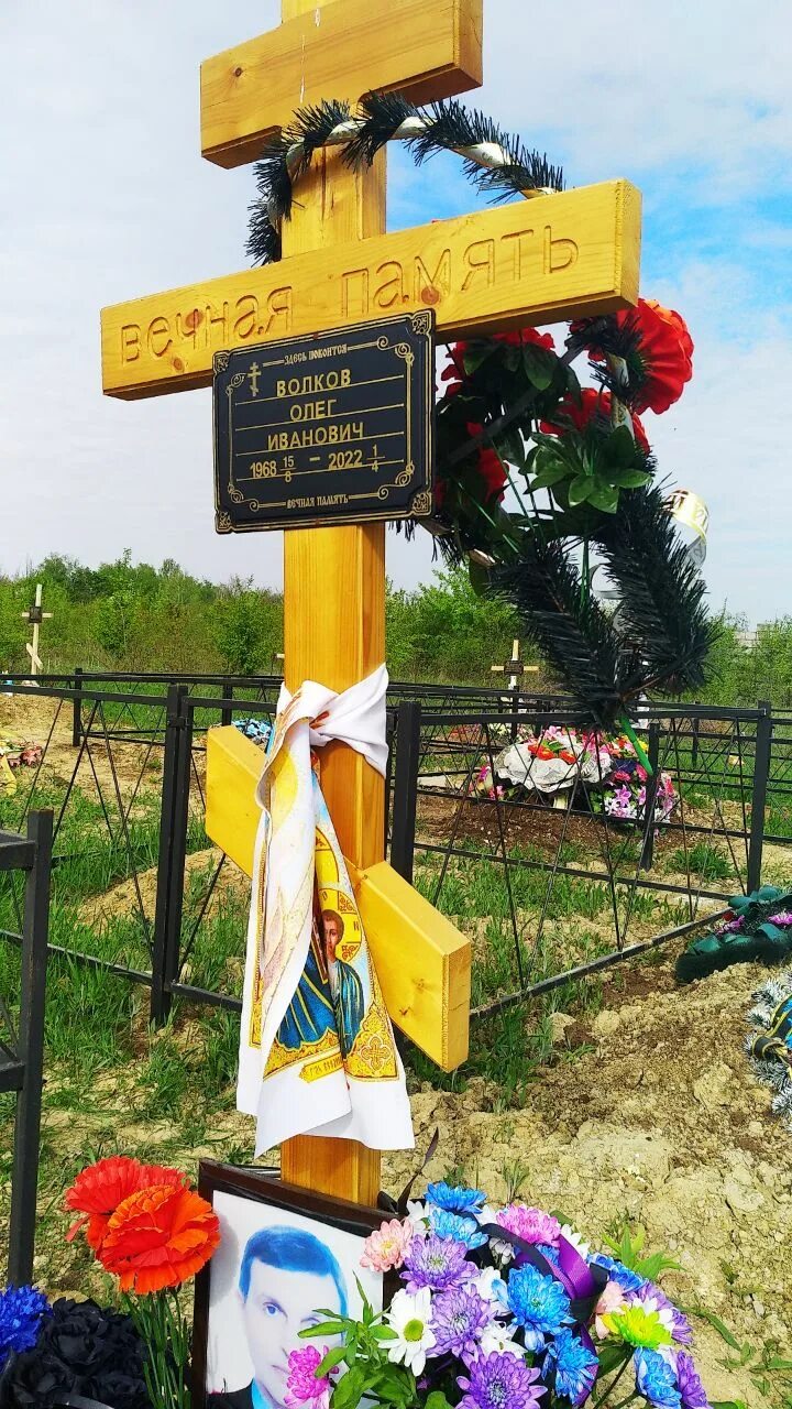 Цветы на могилу. Цветник на могилу. Похоронен герой России. Могила утонувшей