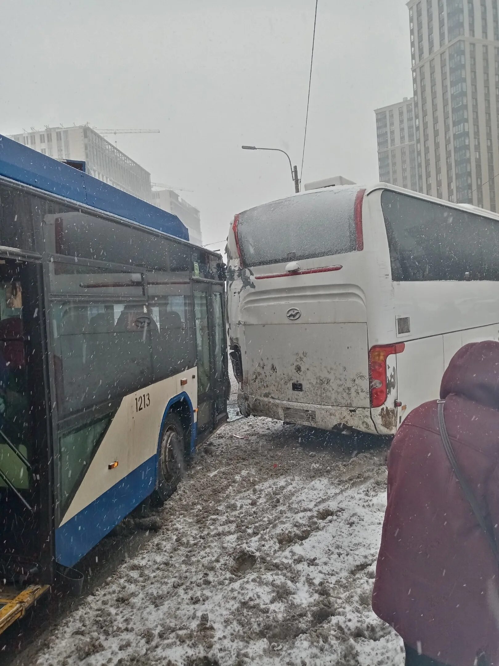 Дтп с троллейбусом. Автобус. Зимний автобус. Автобус зима. Автобус фото.