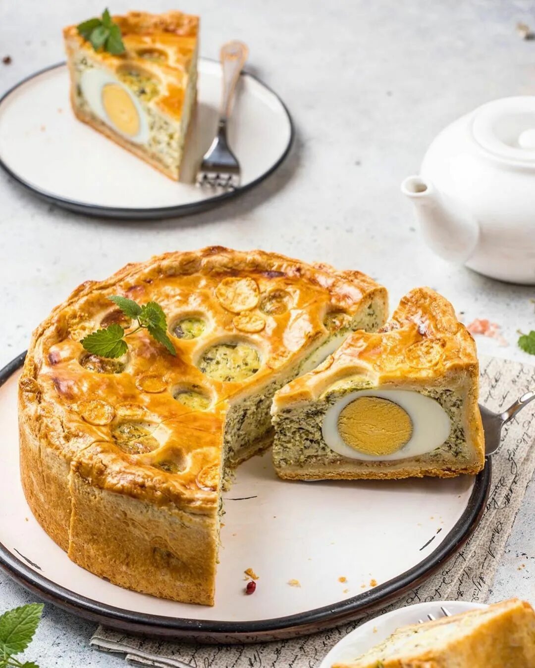 Лепёшка с яйцом сверху. Открытый пирог с яйцом и сметаной. Пироги с сырым яйцом. Пирог с творожным сыром. Пирог с творогом.