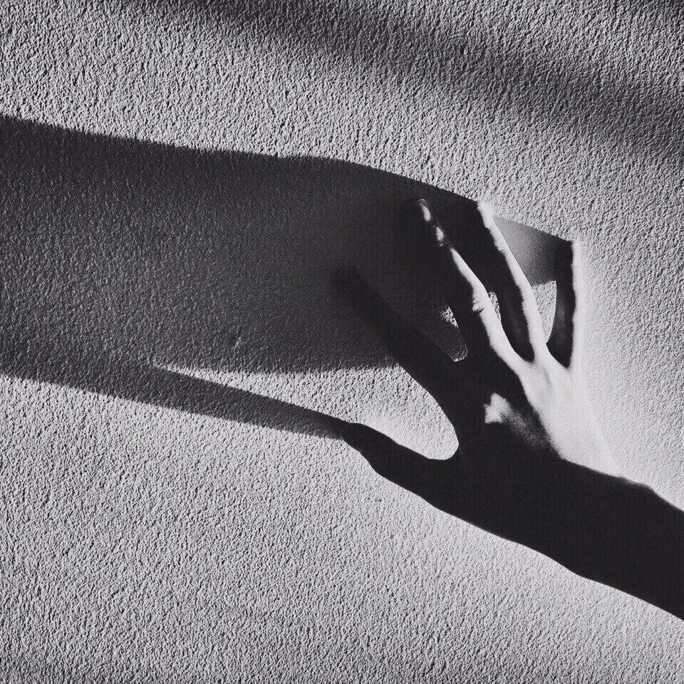 Быть просто тенью. Рука прикасается к стене. Прикосновение рук. Тень Эстетика. Ладонь на стене.