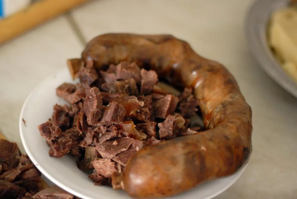 Киргизская колбаса чучук. Казахские национальные блюда. Казы казахское блюдо. Казахские блюда из мяса.