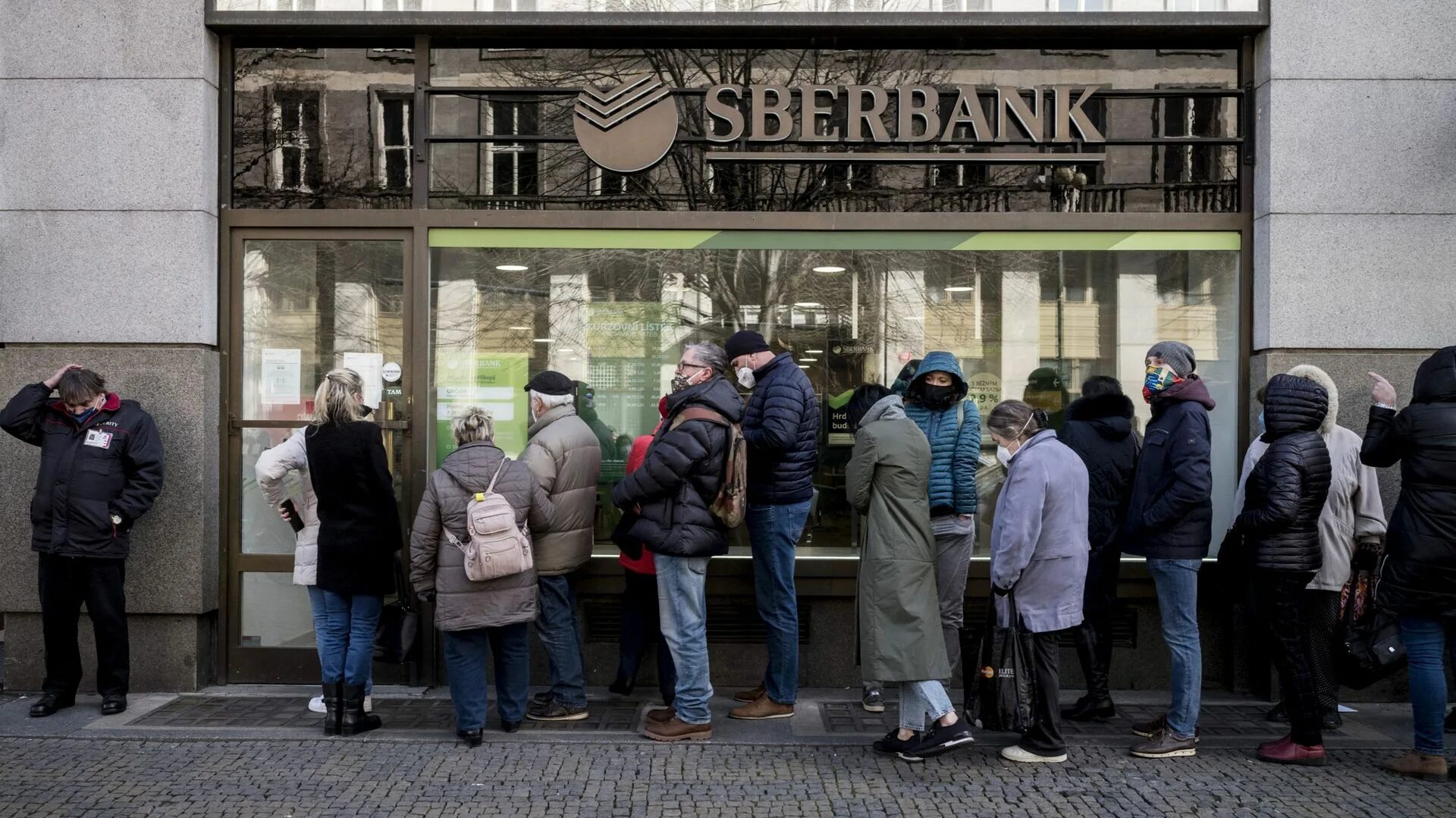 Белорусские банки под санкциями. Очередь в банк. Очередь в Банкомат. Очереди в банках. Очередь в Сбербанке.