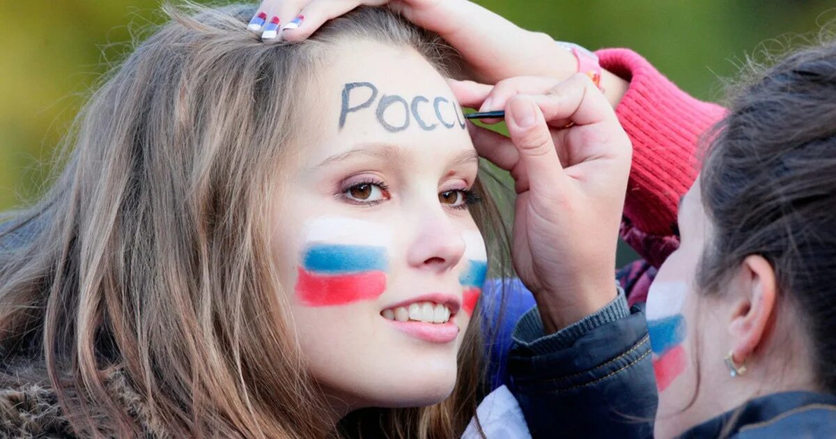 Дети с российским флагом. Патриотизм. Флаг на щеке. Патриотизм. Патриотично настроенный.