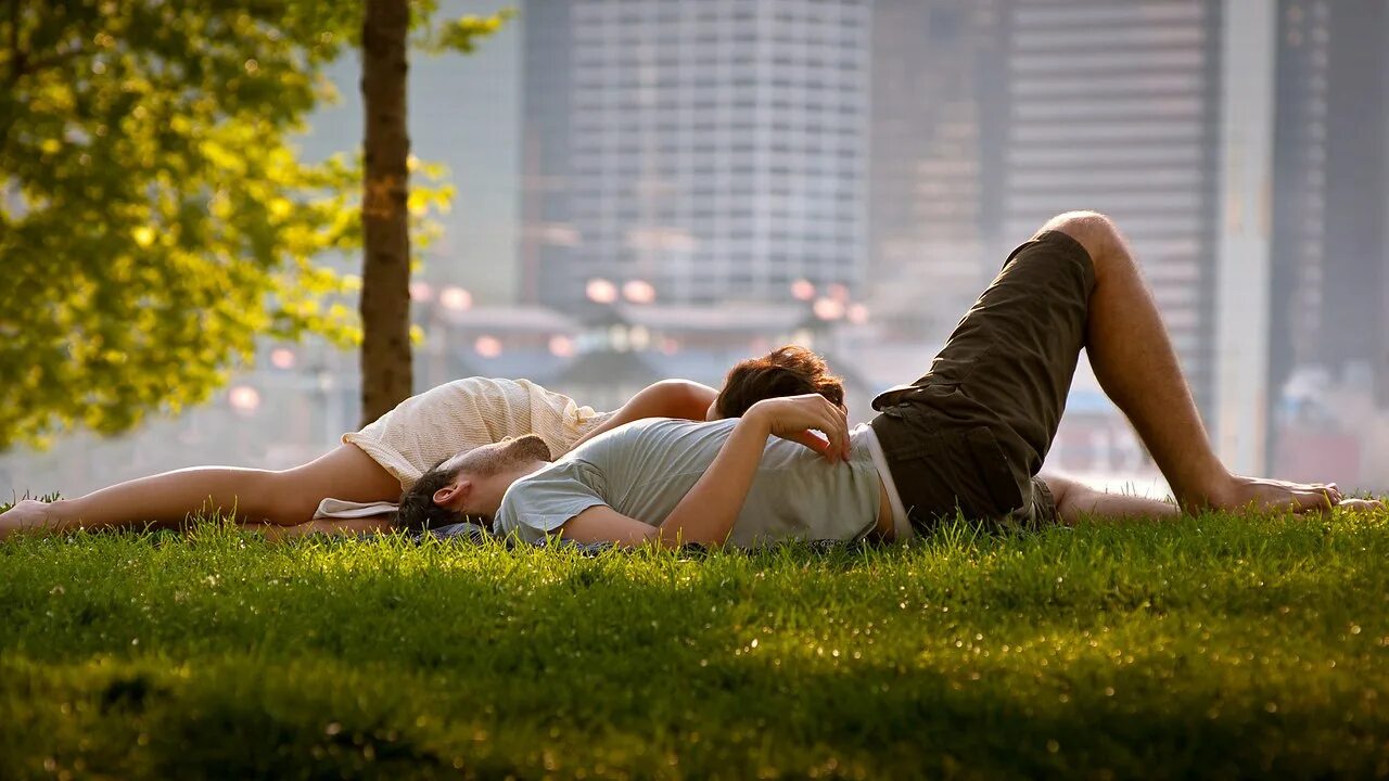 Что вдвоем вдвойне веселей. Романтичные фото. Влюбленные на траве. Романтика в отношениях.