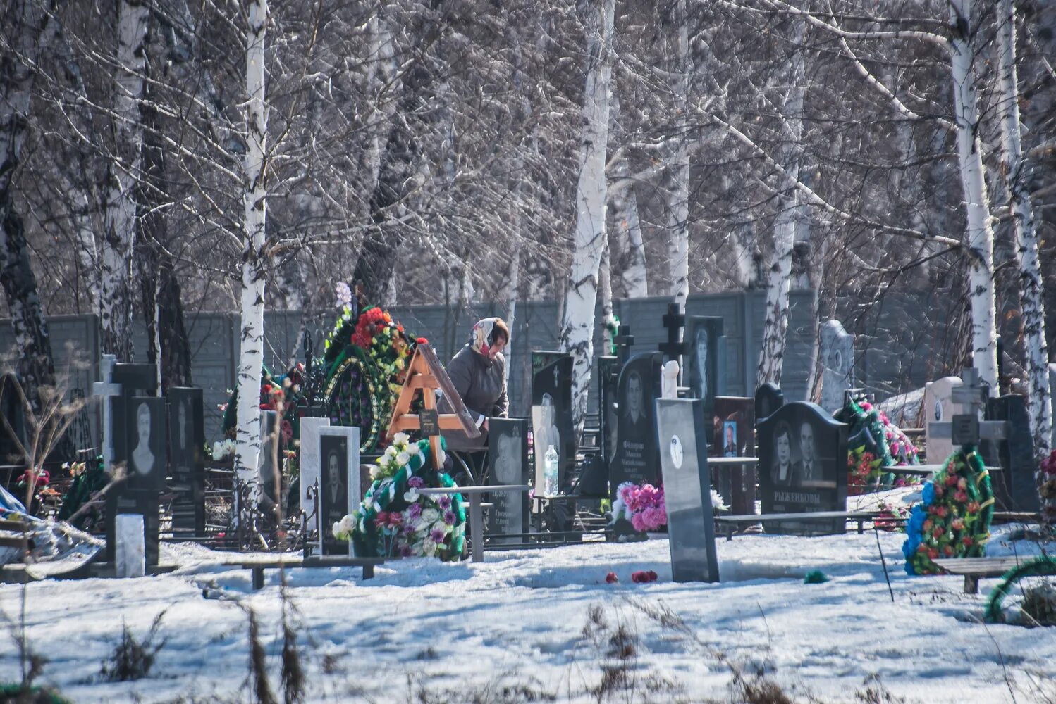 Кладбище фото. Кладбище радоница радоница. Праздник радуница на могилаъ. Колпинское городское кладбище радоница. Меню на радоницу на кладбище.