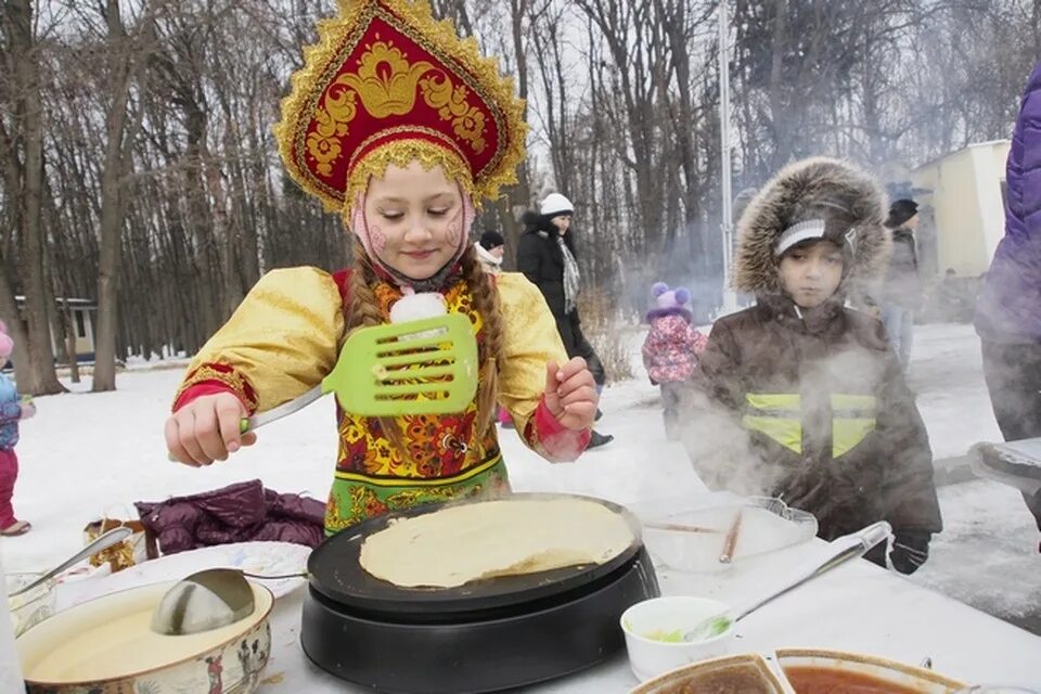 Масленица на левом берегу. Масленица фотографии праздника. Печь блины. Масленица. Блины. Выпекание блинов на Масленицу.