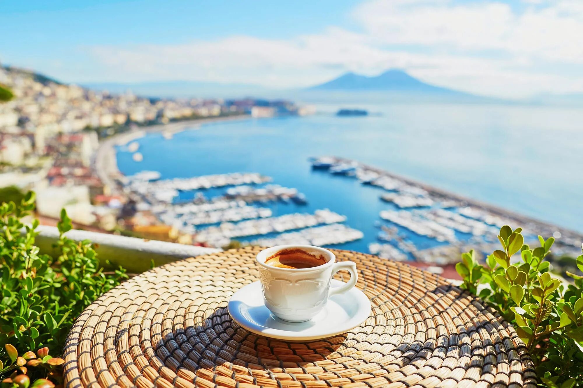 Картинки с добрым утром город. Доброе утро море. Утро на море. Кофе и море. Утро на море с кофе.