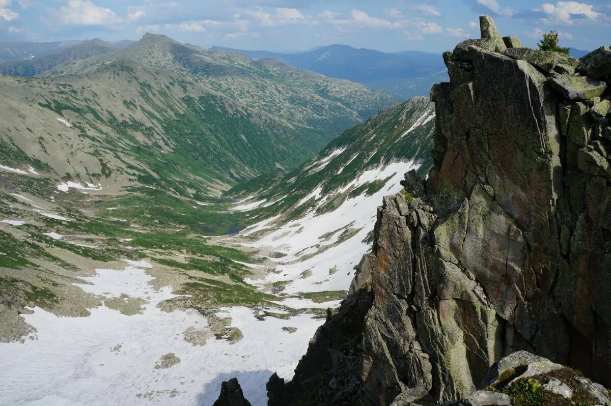 Гора горе горный горка. Гора верхний зуб кузнецкий алатау. кузнецкий алатау горы. горы кузбасса поднебесные зубья. кузнецкий алатау поднебесные зубья.