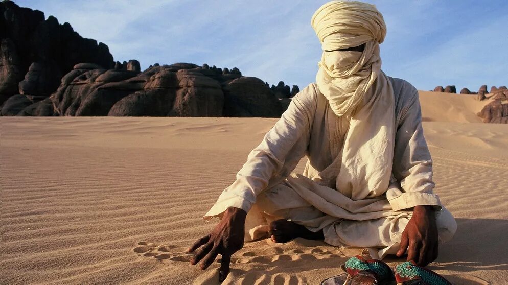 Человек в пустыне. Бедуины негев. Белые люди пустыни. Роберт паттинсон королева пустыни. Белые люди пустыни.