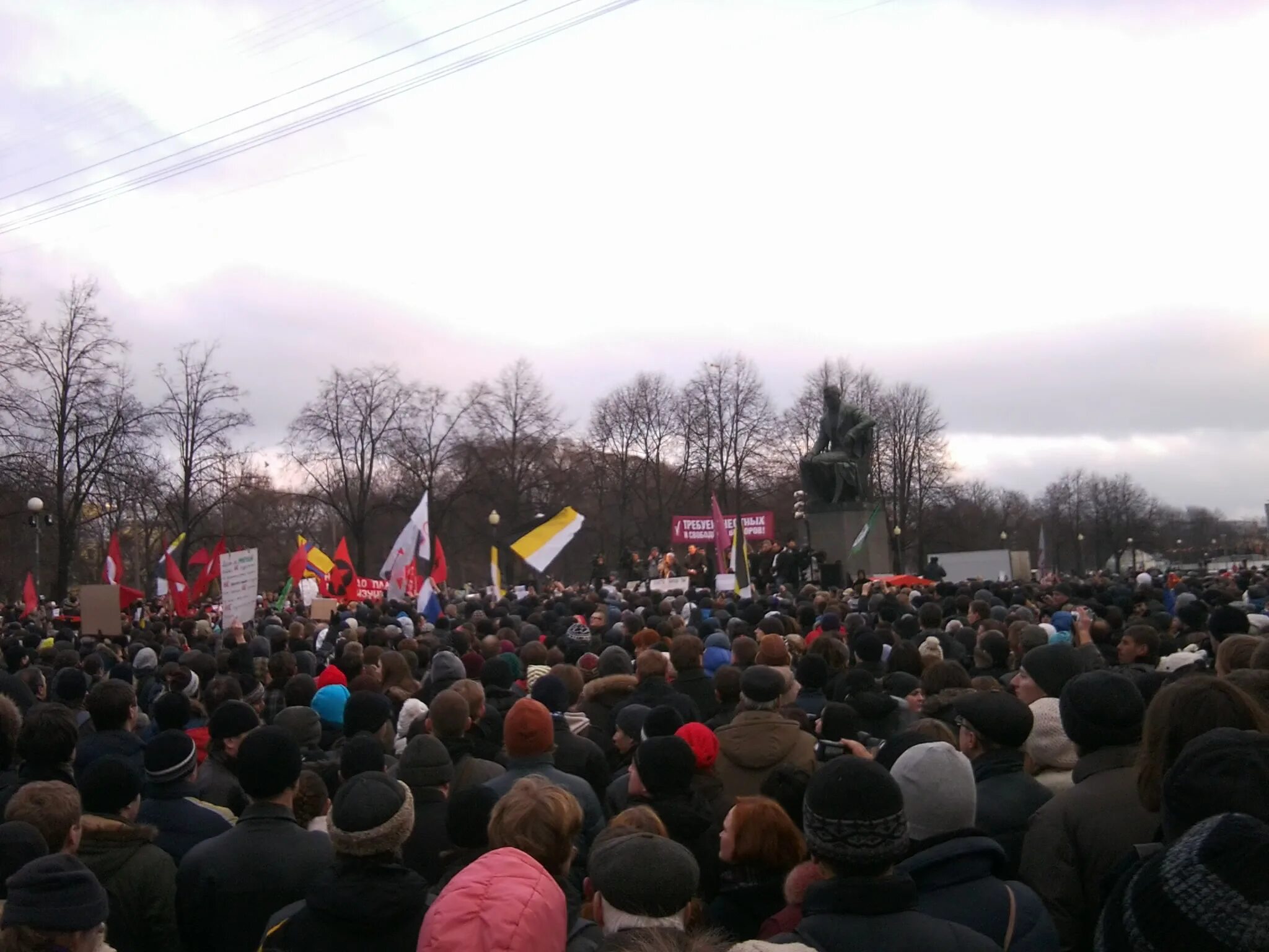 19 декабря 2011. Митинги в 2011 году Санкт Петербург Пионерская площадь. Болотная площадь митинг 2011. Митинг СПБ 10 декабря 2011. Митинги 2013 Россия.